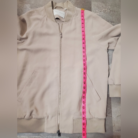 NWOT Aritzia Babaton Gilroy Blouson Bomber Crepe Jacket. Light Greyish Tan. L. - Picture 7 of 10